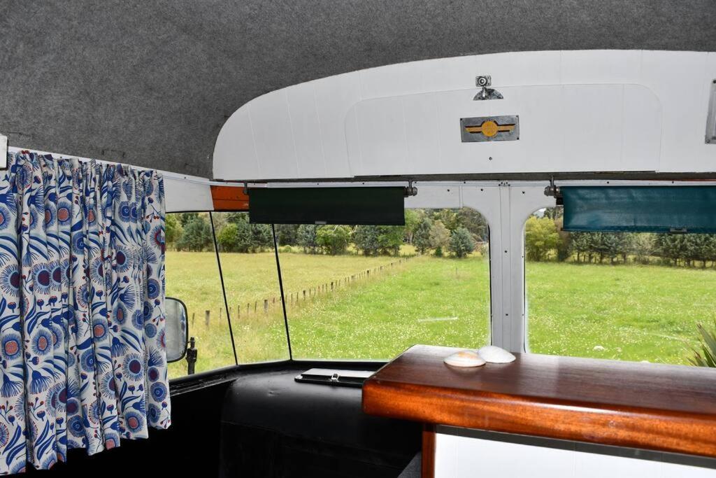 Evi The School Bus At Oromahoe Downs Farm Puketona Exterior foto